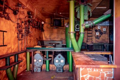 Ein Zimmer mit einer grünen Pfeife und einem Tisch