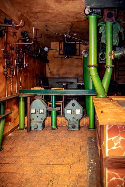 Ein Zimmer mit einem Tisch und einer Maschine