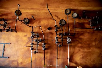 Eine Wand mit einer Reihe von verschiedenen Arten von Werkzeugen