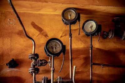 Ein Bündel von Messgeräten und Messgeräten an der Wand