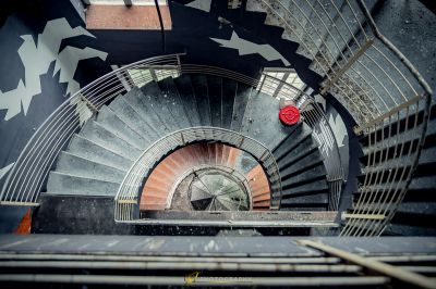 Eine Wendeltreppe mit einer roten Kugel in der Mitte