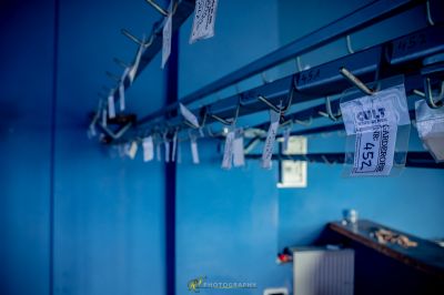 Ein Haufen Kleider, die an einer Wand hängen