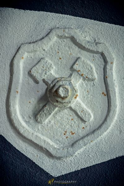 Ein weißes Objekt mit einem kleinen Stück Nahrung darauf