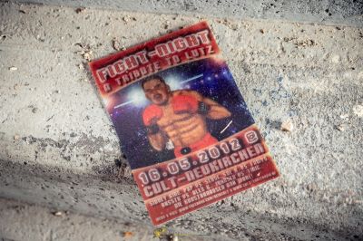 Ein Plakat an der Wand