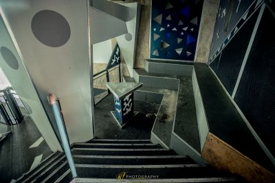 Eine Treppe mit blau-weißem Design an der Wand