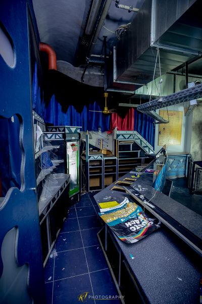 Ein Zimmer mit einem Haufen Bücher auf dem Boden