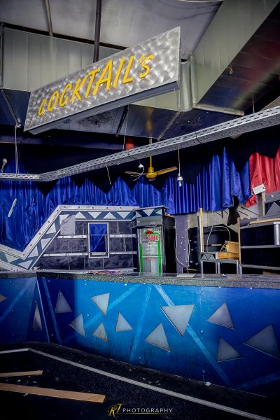 Ein blaues Stadium mit einem Schild, das 