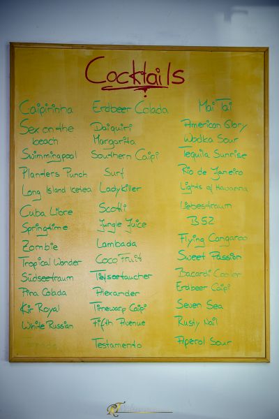 Eine gelbe Tafel mit einer Liste von Getränken darauf