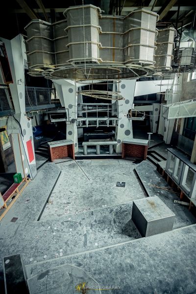 Ein Raum mit vielen Geräten und vielen Schränken