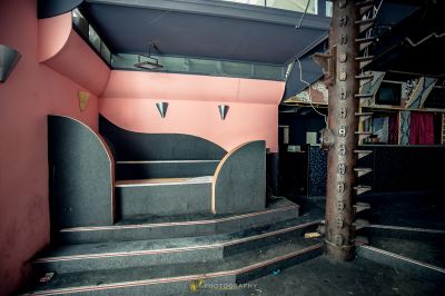 Ein Zimmer mit einem Baum und einem Bett