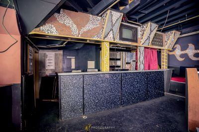 Eine Bar mit einer Wand in verschiedenen Farben