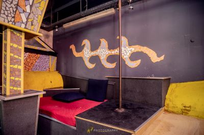 Ein Zimmer mit einem Bett und einem Gemälde an der Wand