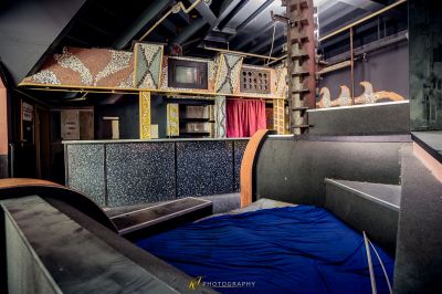 Ein Bett mit einem blauen Blatt darauf