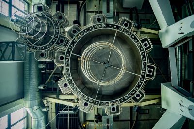 Eine Uhr aus Metall in einer Fabrik