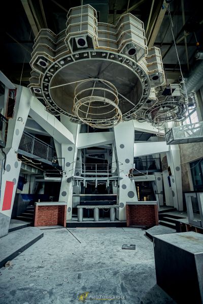 Ein großer Raum mit einer großen Decke und einer großen Decke