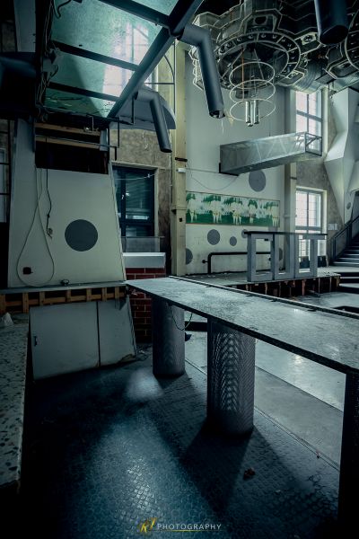 Ein Zimmer mit einem Tisch und einem großen Fenster