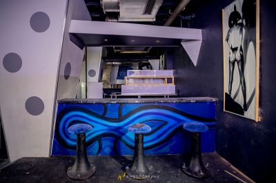 Ein blauer Tresen mit zwei Hockern davor