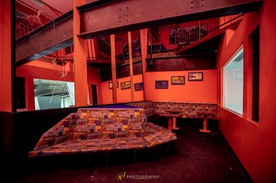 Eine Couch befindet sich in einem Raum mit einer roten Wand