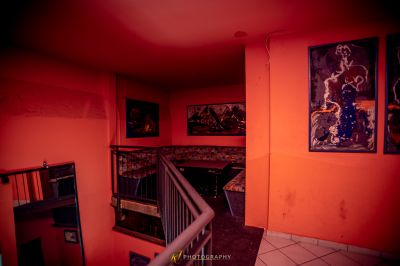 Ein Treppenweg mit einem Gemälde an der Wand