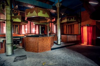 Ein Zimmer mit Bar und Waschbecken