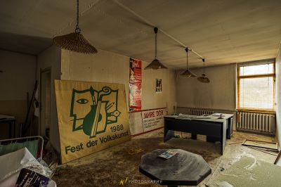 Ein Zimmer mit einem Schild und einem Stuhl