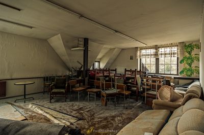 Ein Wohnzimmer mit Couch und Tisch