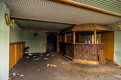 Ein Zimmer mit Bar und Decke