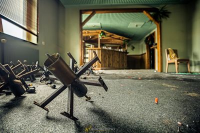 Ein Haufen zerbrochener Metallobjekte auf dem Boden