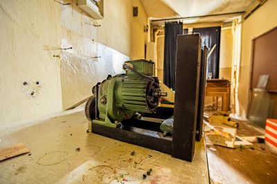 Eine kleine Maschine sitzt auf einem Tisch