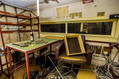 Ein Zimmer mit Tisch und Stuhl