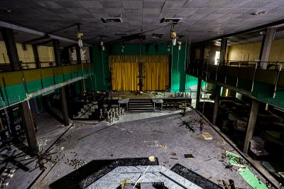 Ein Raum mit vielen Trümmern und einem Haufen von Werkzeugen