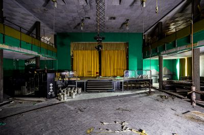 Ein Zimmer mit einem Haufen Werkzeuge und einem gelben Vorhang