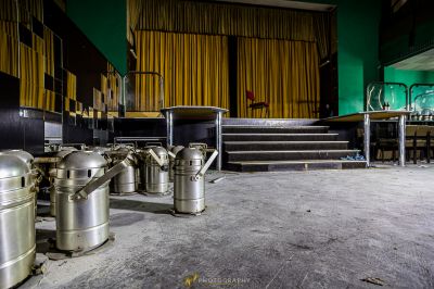 Ein Zimmer mit einem Haufen silberner Töpfe