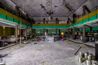 Ein Zimmer mit vielen Möbeln und viel Müll