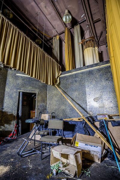 Ein Zimmer mit vielen Boxen und einer Lampe