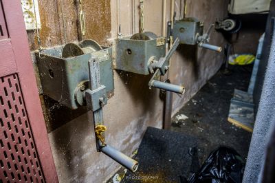 Eine Tür mit einem Haufen Kugeln darauf