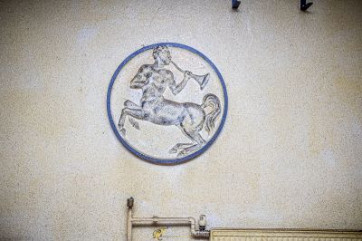 Eine Wand mit einem Schild darauf