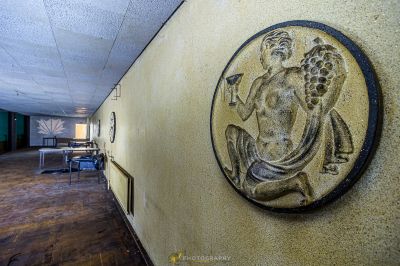 Eine Wand mit einer Plakette darauf