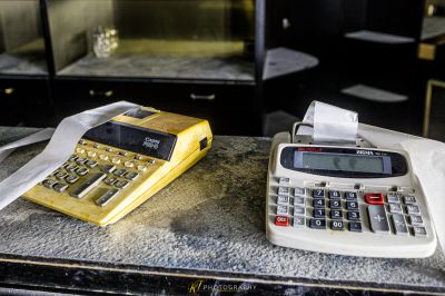 Ein Kalkulaer und ein Papiertuch auf einer Theke