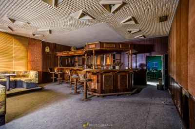 Ein Zimmer mit Bar und Couch