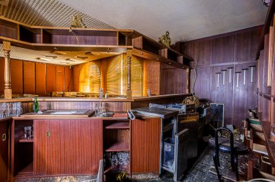 Eine Küche mit Spüle und Kühlschrank