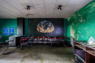Ein Raum mit einem großen Wandbild der Erde