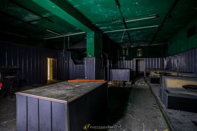 Ein Zimmer mit einer Theke und einem Stuhl