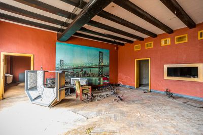 Ein Zimmer mit Fernseher und Gemälde