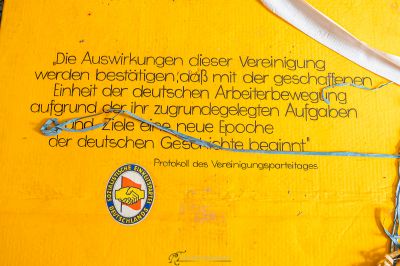 Ein gelbes Zeichen mit einem weißen Band