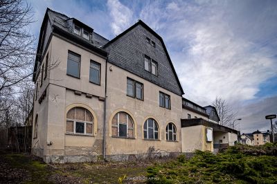 Ein sehr altes Haus mit vielen Fenstern