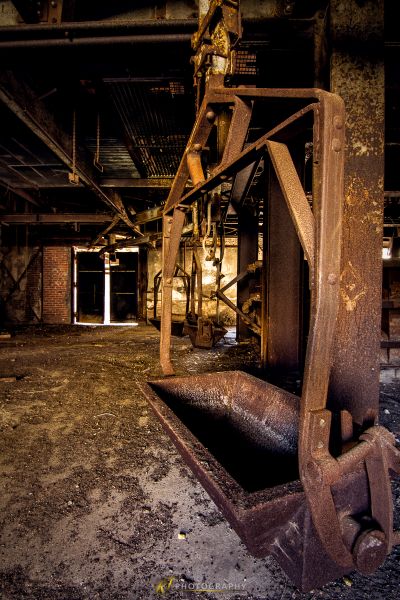 Eine große rostige Maschine in einem Gebäude