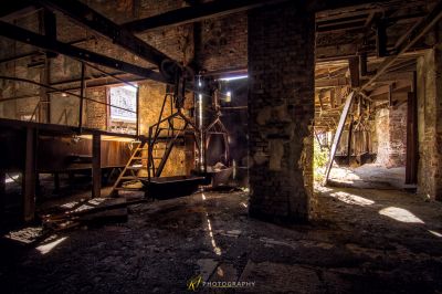 Ein Raum mit einer großen Maschine in ihm