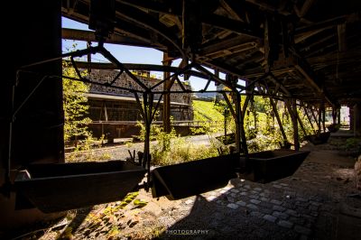 Eine Bahnstrecke mit einem Zugwagen im Hintergrund
