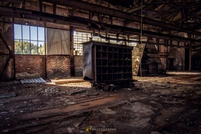 Ein Zimmer mit einer großen offenen Tür und einem Mülleimer